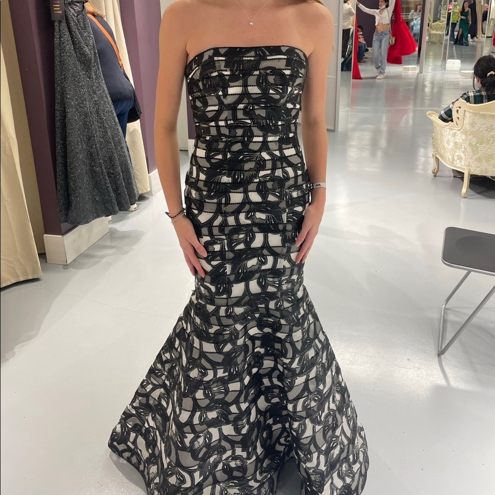Gorgeous black/white dress with some sequence detailing
